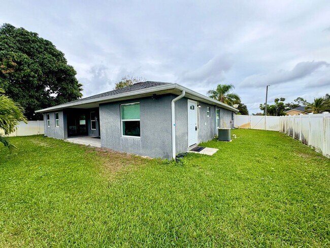 Building Photo - 2450 SW Cameo Blvd