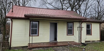 Building Photo - *Knoxville 37914 - Cozy 3 bedroom, 1.5 bath with bonus room & walk-out basement. Call Brad Croisd...