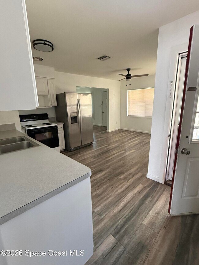 Building Photo - 805 Camellia Dr