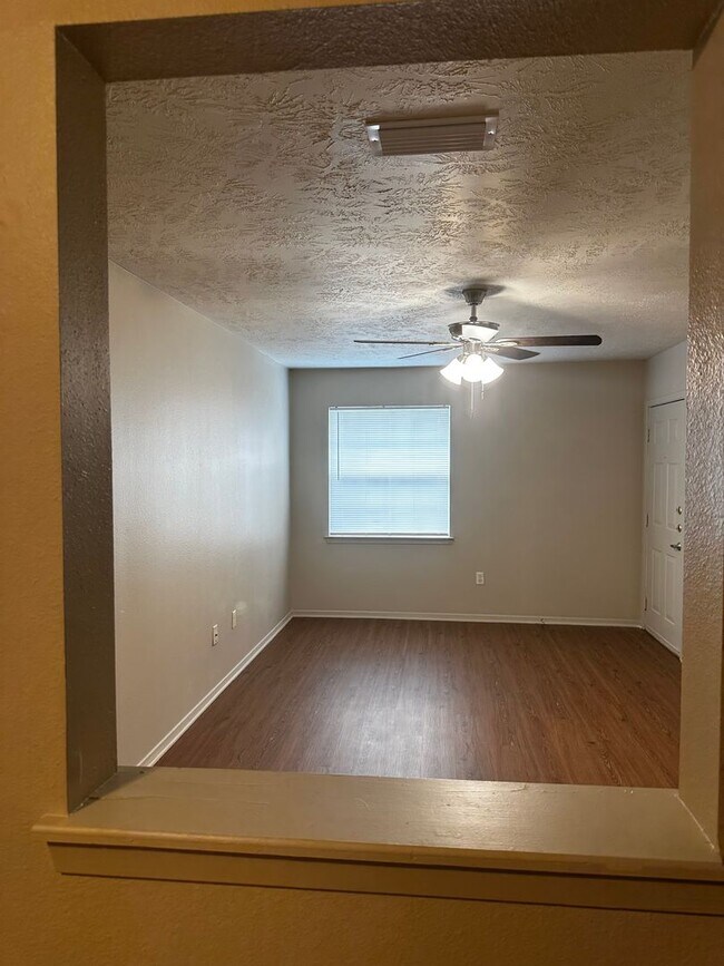 Building Photo - Available Now! 1/1 Apartment - **HUD Accepted** (upstairs)