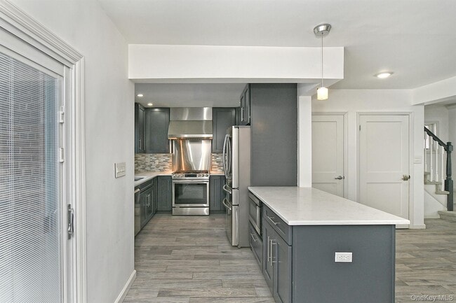 Building Photo - 222-03 Kingsbury Ave