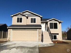 Building Photo - NEW LISTING!! Spacious 4 Bedroom, 3 Bath H...