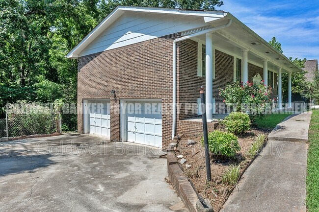 Building Photo - 313 Maple Way