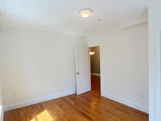 Building Photo - AVAILABLE NOW! Elegant 3-Bed Condo in Prim...