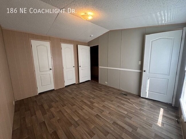 Building Photo - 186 Coachlight Dr