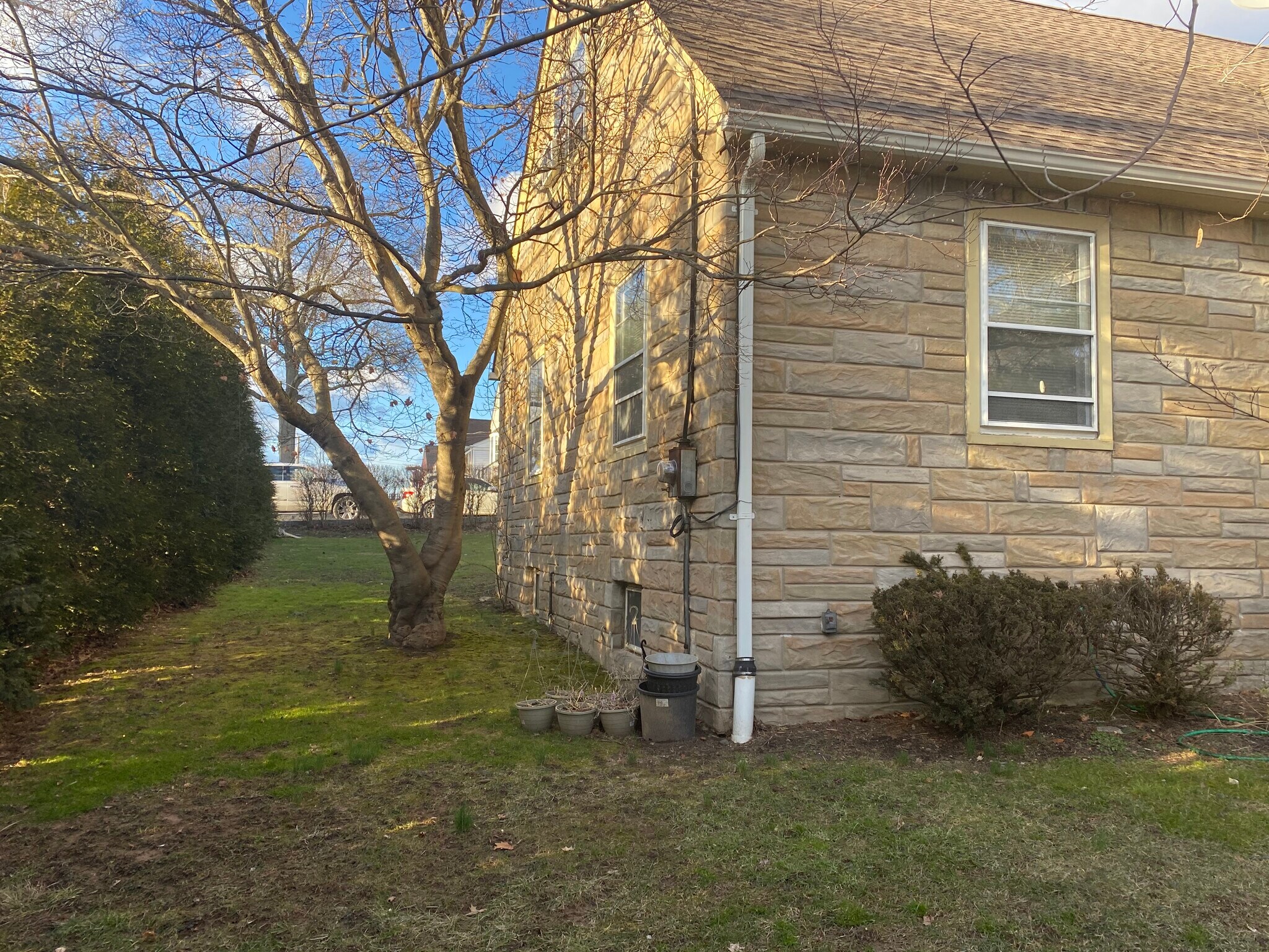 Building Photo - 95 Sycamore Ave