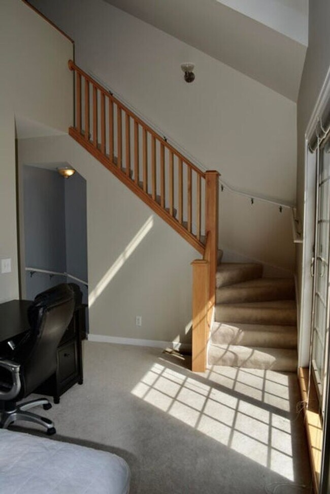 Building Photo - 3-bedroom, 2.5 bathroom partially furnished home in Saint Joseph