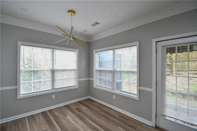 Building Photo - 3338 Sims St