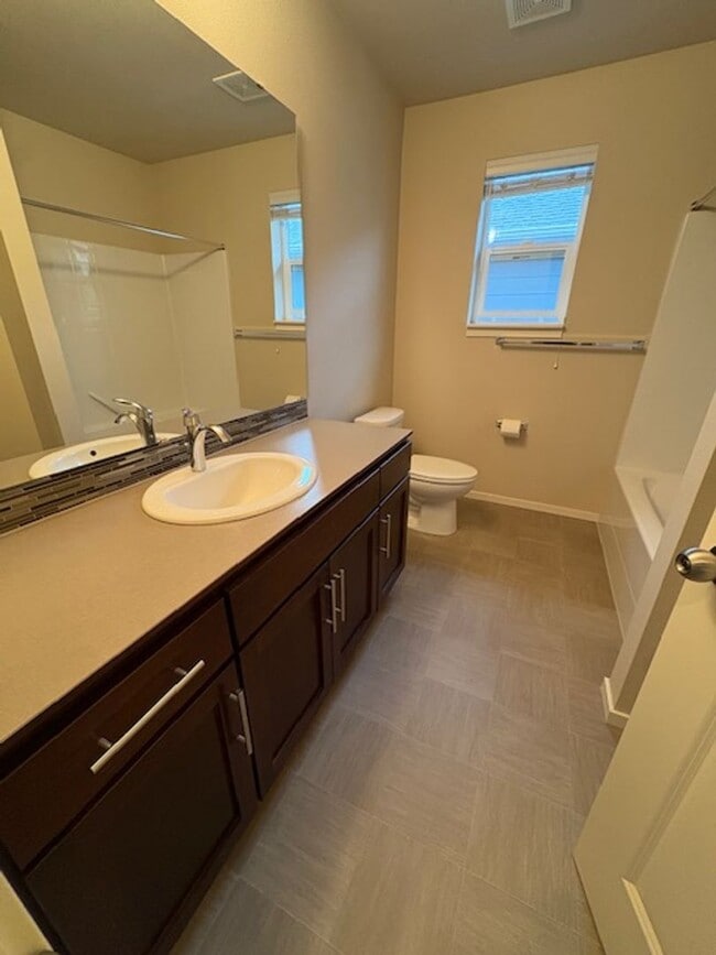 Building Photo - Beautiful 4-bedroom 2.5 bath home