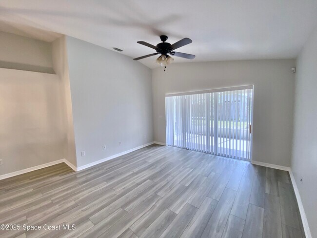 Building Photo - 1760 Sun Gazer Dr