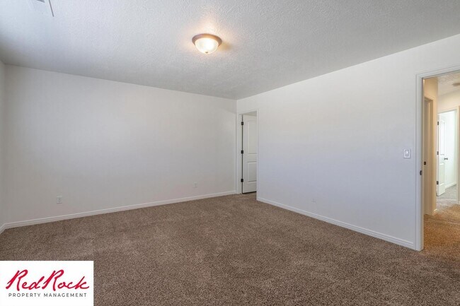 Building Photo - DOG-FRIENDLY 3 Bedroom Townhome with INTERNET INCLUDED!