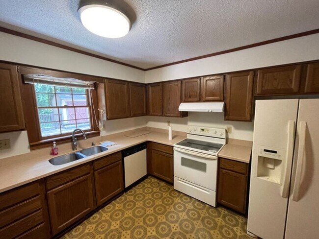 Building Photo - Wonderful ranch with inground pool!