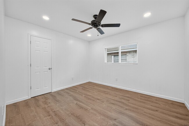 Building Photo - 10106 Shadow Pine Dr