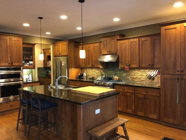 Building Photo - Gorgeous, modern craftsman 3+ bedroom, 3 b...
