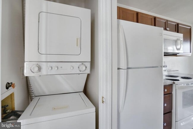 Building Photo - 9 Park Square Dr