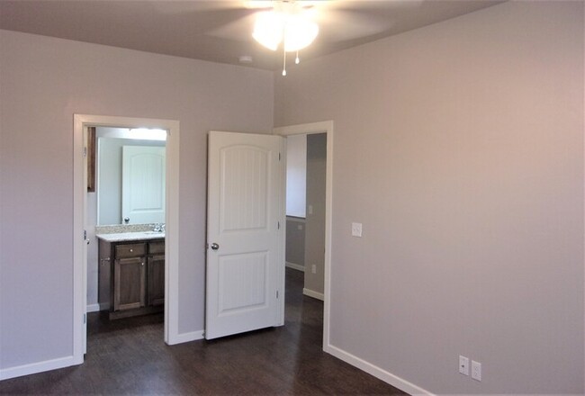 Building Photo - 2 Bed 1 Bath 1 Car Garage Townhome in Del ...
