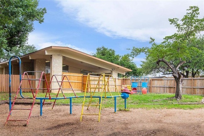 Building Photo - 2704 S Cockrell Hill Rd