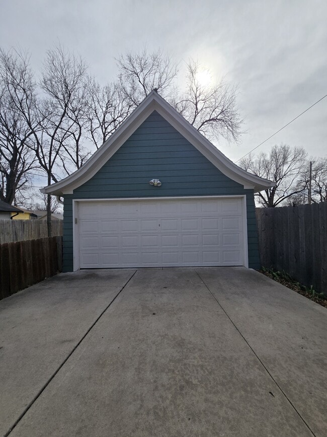 Building Photo - 1321 W Univ Ave