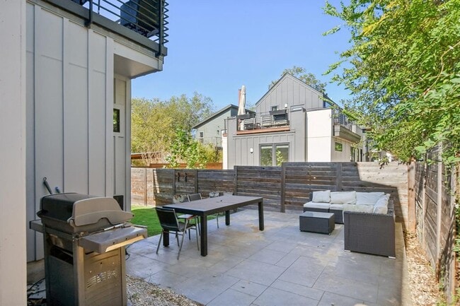 Building Photo - 2916 E 13th St