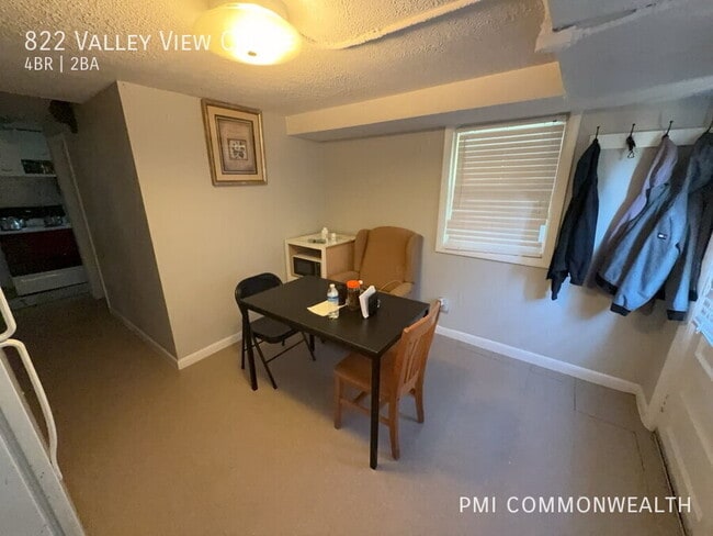 Building Photo - 822 Valley View Cir