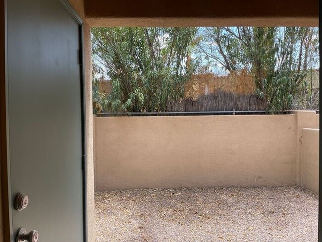 Building Photo - Popular 2BR/2.5BA 2 Story Townhome conveniently located close to PCC, U of A!