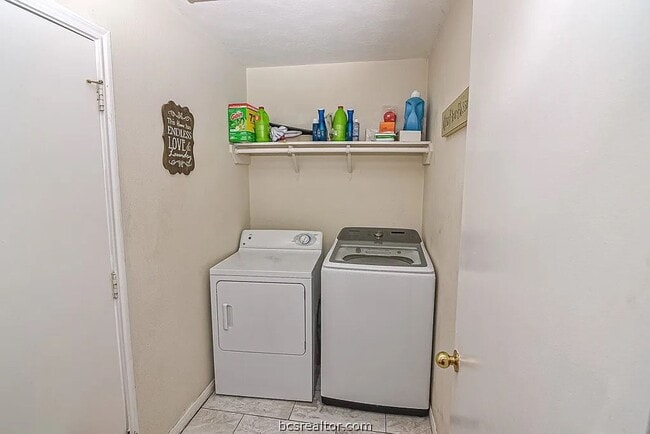 Building Photo - Newly Remodeled Unit!