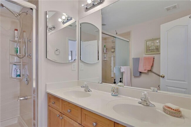 Building Photo - 2369 Suwanee Pointe Dr