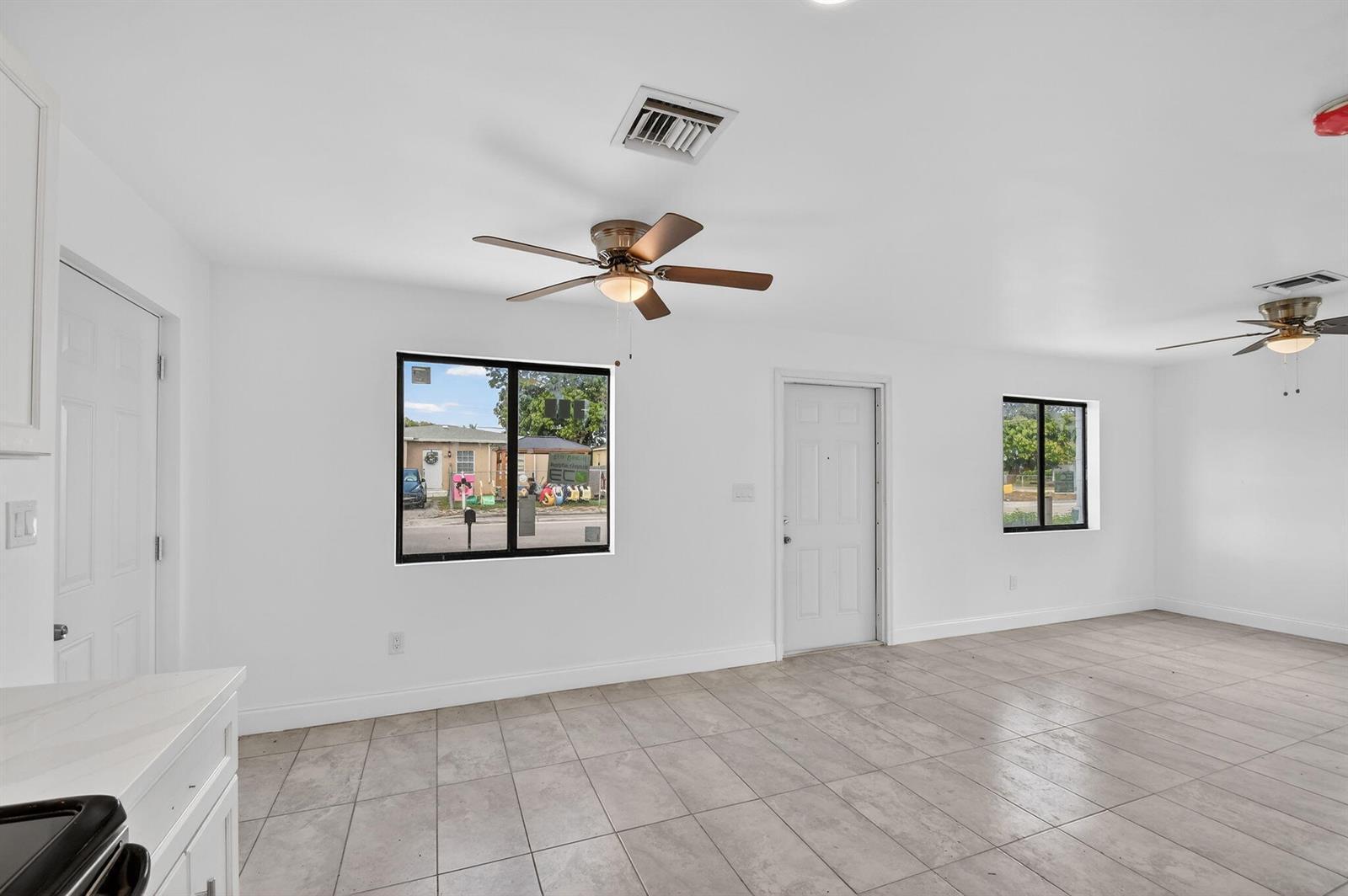 Building Photo - 917 W 2nd St