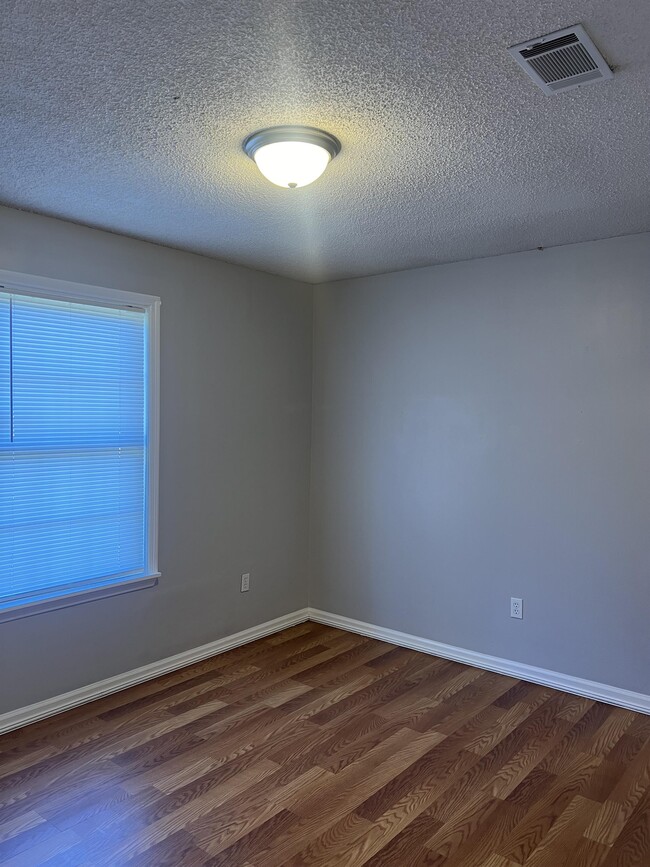 Building Photo - 934 Pineland Ave