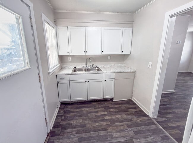 Building Photo - Cherokee Duplex