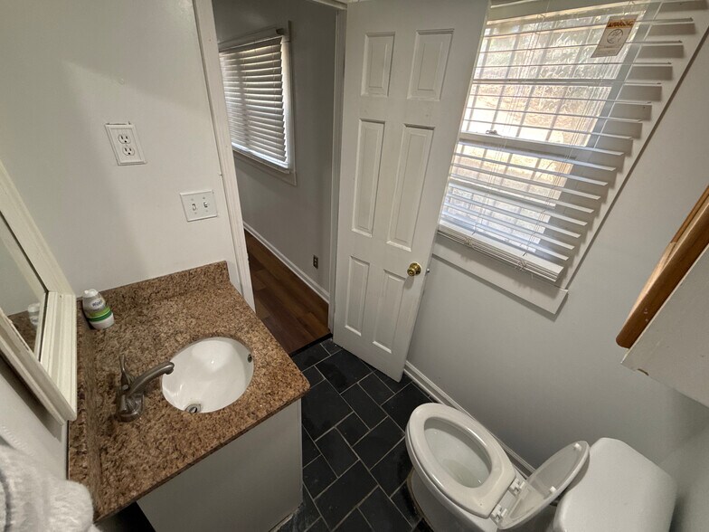 Building Photo - Room in House on Pleasant Hill Rd