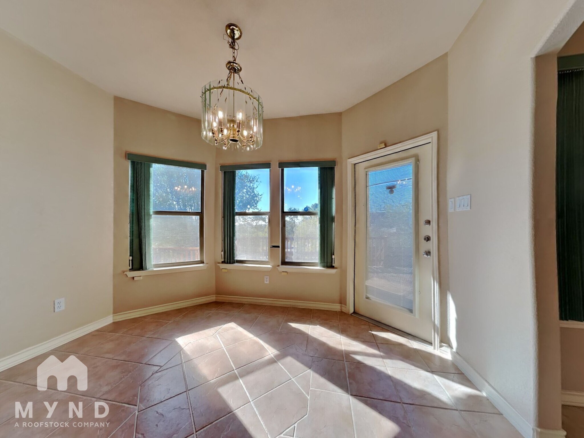 Building Photo - 914 Almadin