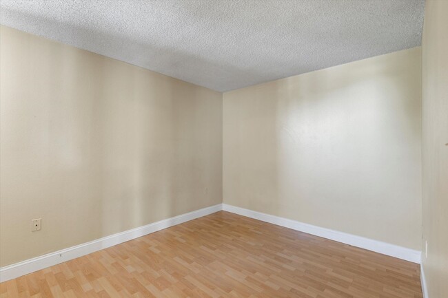 Building Photo - 2 Bedroom 2 bathroom condo available!