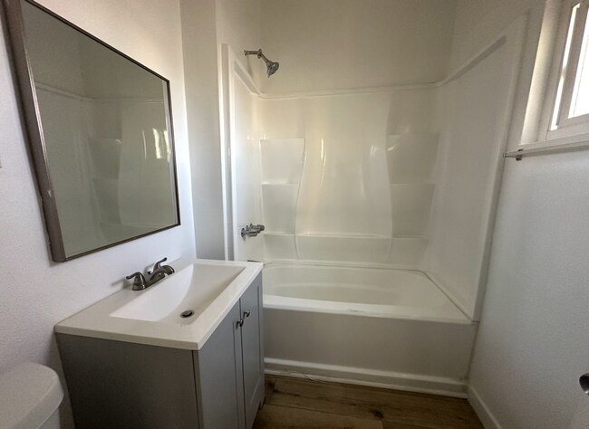 Building Photo - Charming 1 Bed 1 Bath Unit - Move in Speci...