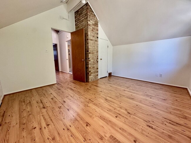 Building Photo - Mid-Century Gem near Meadowbrook Park!