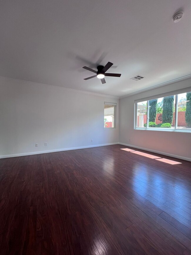 Building Photo - Stunning 4-Bed 3 Car Garage Gated Single S...