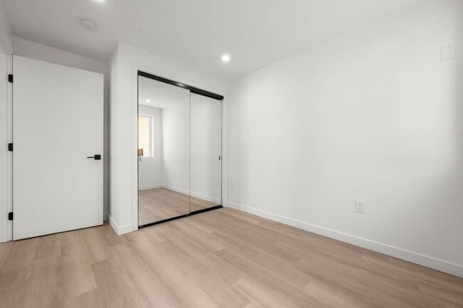 Building Photo - 4012 S Hillcrest Dr