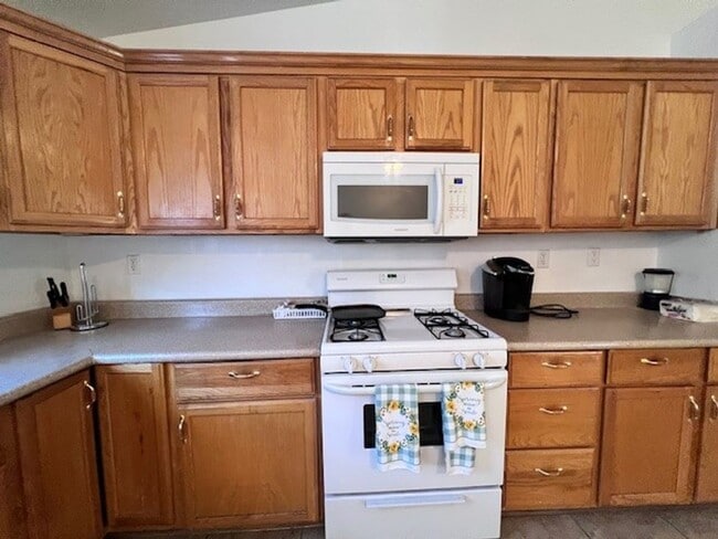 Building Photo - 3 Br 2Ba House with Garage and fenced yard**FURNISHED**