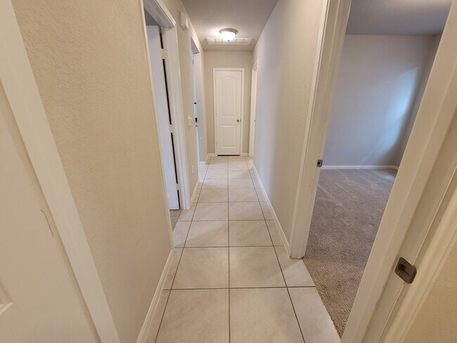 Building Photo - 3200 Crystal Bend Dr