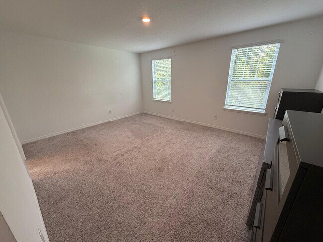 Building Photo - "Spacious 3-Bedroom Retreat in Winter Garden - 5520 Sq Ft of Comfort!"