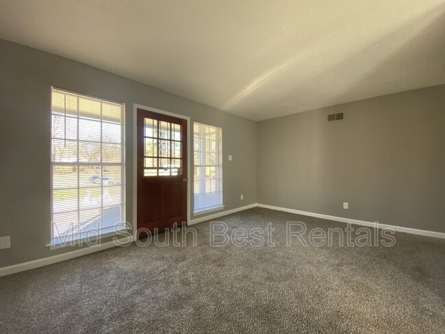 Building Photo - 735 Farris Rd