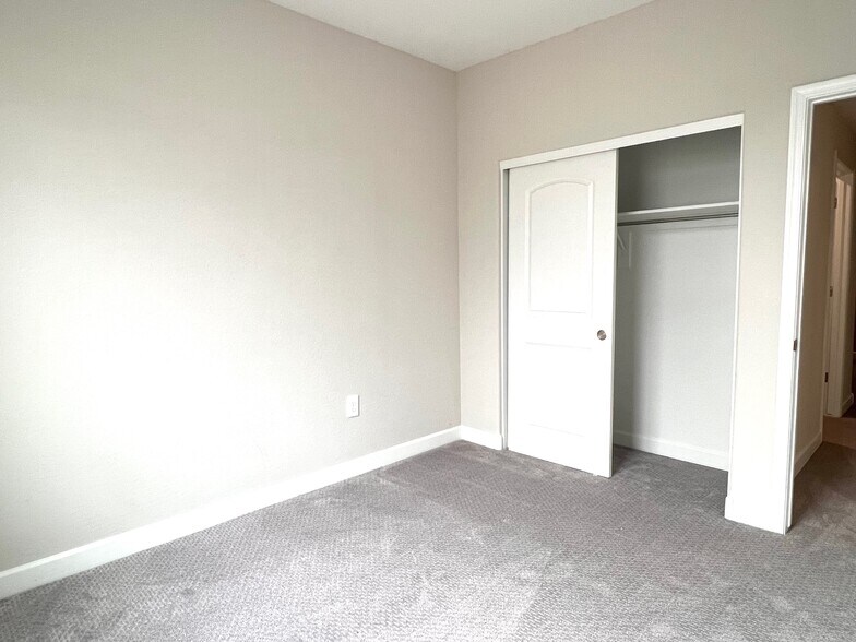 Building Photo - 1255 N Arizona Ave