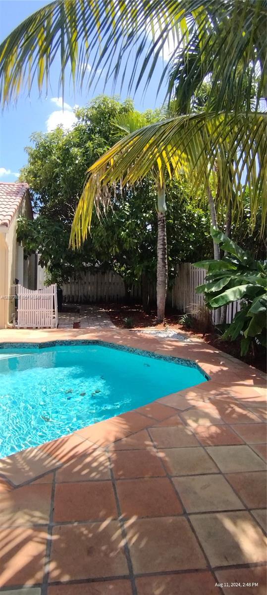 Building Photo - 659 Verona Pl