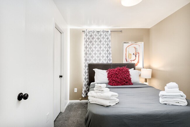 Building Photo - 2411 Tremont Pl