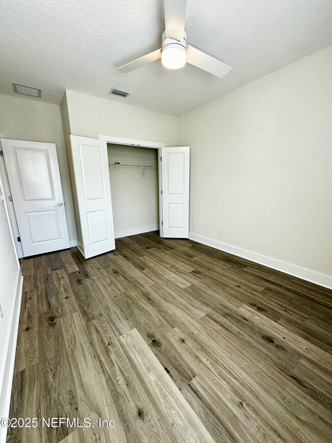 Building Photo - 405 Crestview Dr