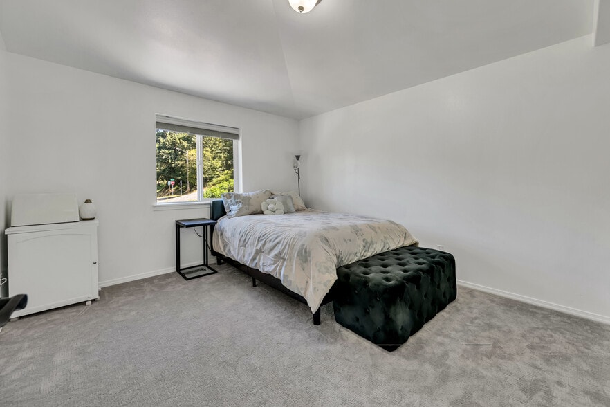 Upstairs bedroom #1 with wall length closet - 1102 9th Ave