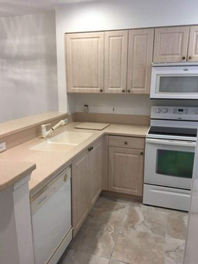 Building Photo - Ground floor Condo off Universiy