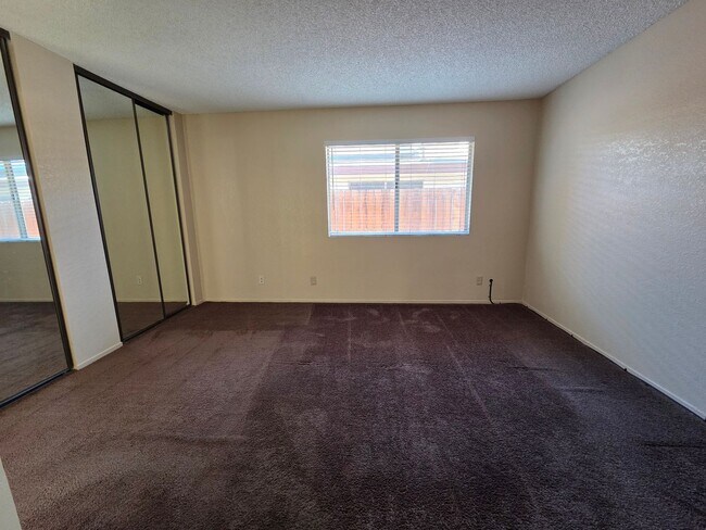 Building Photo - New Listing!