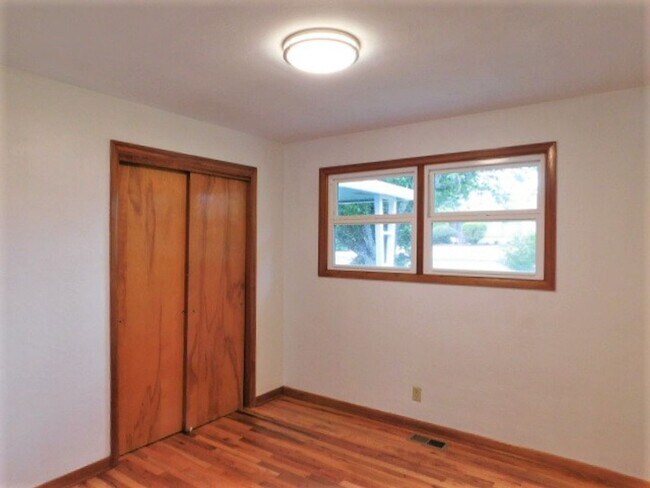 Building Photo - 3Bd/1.5Ba Single Story House - Available S...