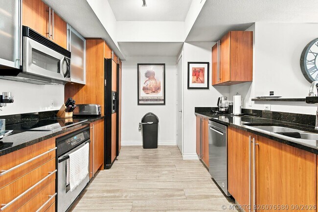 Building Photo - 1551 N Flagler Dr